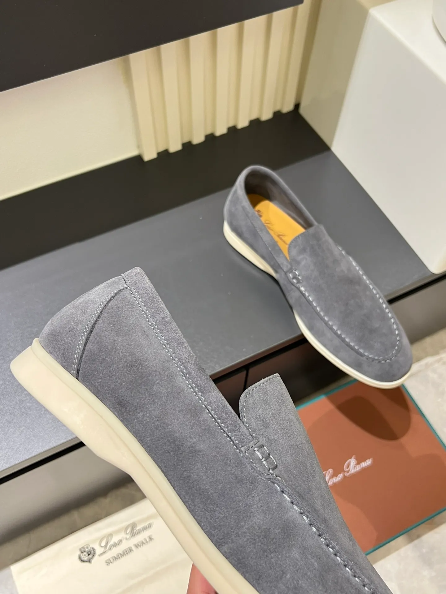 Men's shoes 💰p360 "Loro men's shoes 💰pian'*" Classic L men's shoes for couples 💰p Top version British flat loafers, a must-have item in old money style, the minimalist design is eye-catching and durable, a plus point for dressing The soft foot feel and texture are outstanding. They don’t scratch your feet and are very nice. They are matched with soft and waxy soles. They can be worn daily for a long time without getting tired. They are easy to wear, versatile and classic items, with perfect foot feel and texture! Imported cashmere fabric, the lining is made of imported A-grade water-dyed cow lining, the top version of the genuine leather midsole is sewn with pure handmade mark thread! Size: Female 35-40 (34. Customized) Male 38-44 (45.46. Customized)